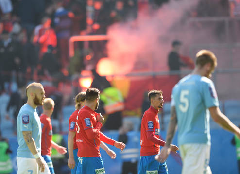 Helsingborgs supporters tänder bengaler och spelarna