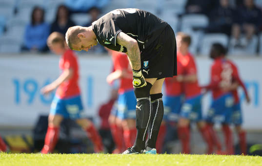 Malmös Robin Olsen har släppt in 0-1 och Helsingborg