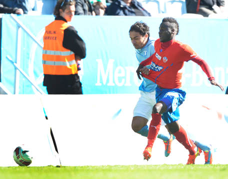 Malmös Ricardinho drar ner Helsingborgs David Accam i