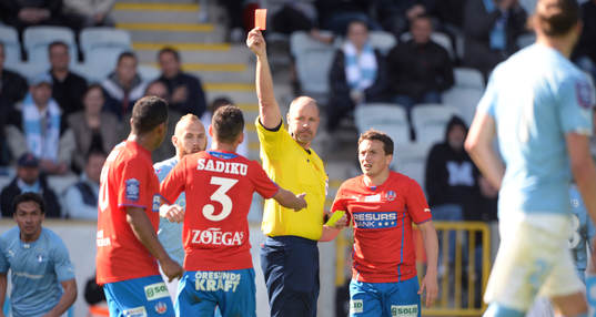 Helsingborgs Loret Sadiku får rött kort och visas ut i