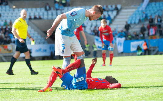 Malmös Pontus Jansson är arg på Helsingborgs David Accam