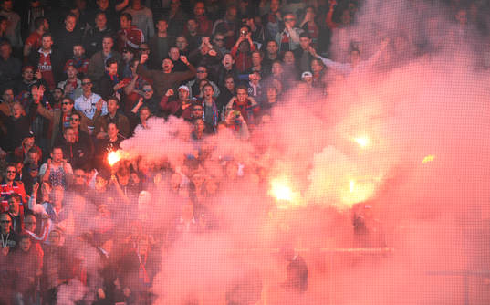 Helsingborgs supporters tände bengaliska eldar i