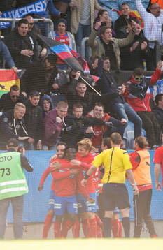 Helsingborgs David Accam har gjort 0-2 och supportrarna