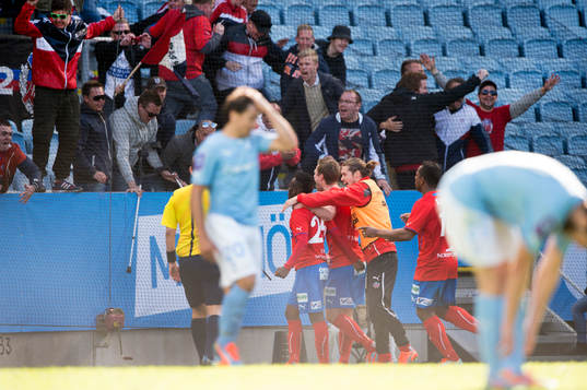 Helsingborgs David Accam har gjort 0-2 och supportrarna