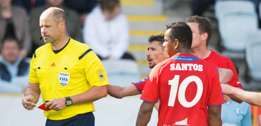 Helsingborgs Loret Sadiku får rött kort av domaren Martin