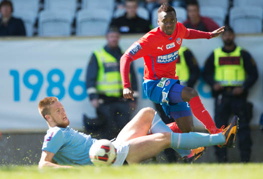 Helsingborgs David Accam och Malmös Pontus Jansson i