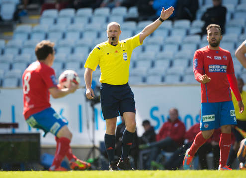 Domaren Martin Hansson i semifinalen i Svenska Cupen mellan