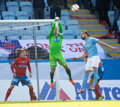 Helsingborgs målvakt Pär Hansson boxar bort bollen i