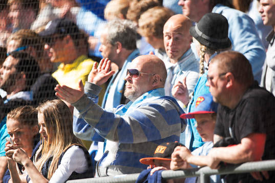 Supporter på läktaren applåderar i semifinalen i Svenska