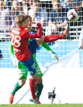 Helsingborgs Jere Uronen rensar undan  i semifinalen i