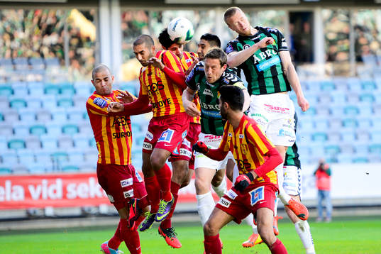Syrianskas Diego Brum (tv) och Saman Ghoddos i nickduell