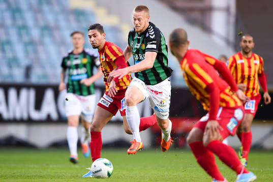 GAIS Björn Andersson försöker ta sig förbi Syrianskas