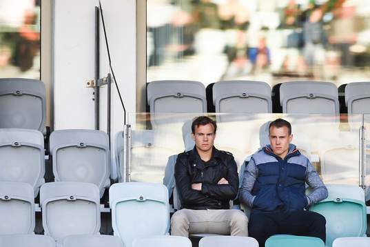 Falkenbergs Calle Wede och Anton Wede är åskådare på