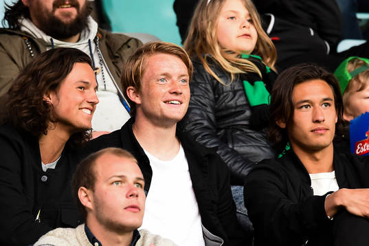 IFK Göteborgs Sam Larsson (m) på läktaren