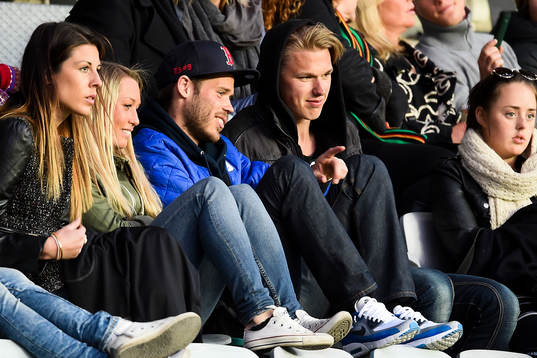 IFK Göteborgs Emil Salomonsson i blå jacka och Hampus