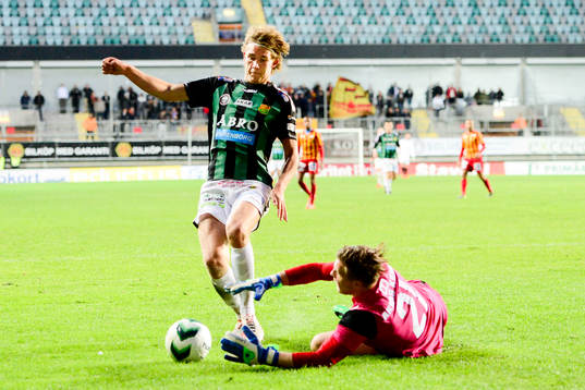 GAIS Fredrik Jonsson och Syrianskas målvakt Magnus Berglöf