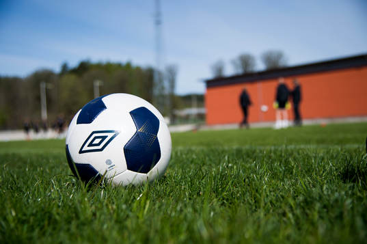 Fotboll UMBRO på gräsmatta
