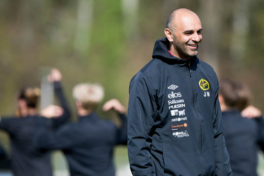 Elfsborgs tränare Jan Mian skrattar
