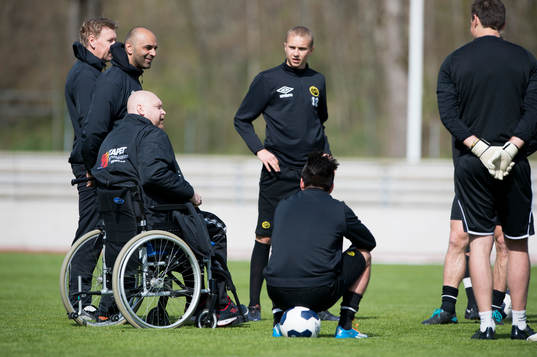 Elfsborgs tränartrio pratar med spelarna