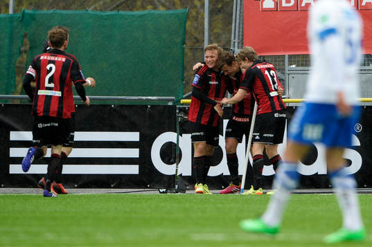 Brommapojkarnas Jesper Karlström jublar