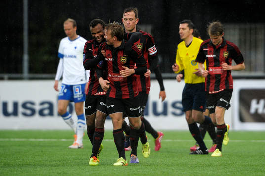 Brommapojkarnas Nicklas Bärkroth jublar
