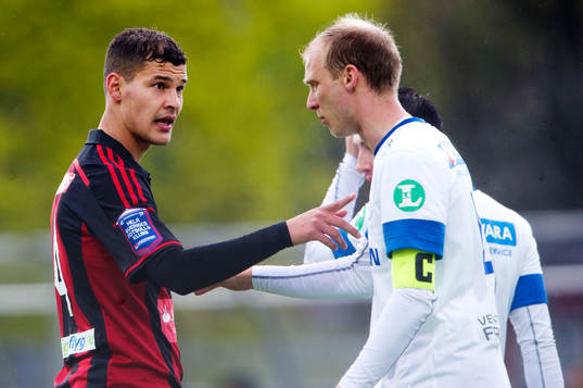 Brommapojkarnas Mauricio Albornoz oense med Norrköpings