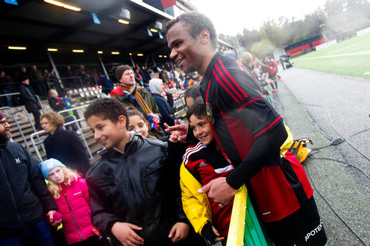 Brommapojkarnas Serge-Junior Martinsson Ngouali  tackas av