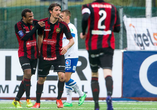 Brommapojkarnas Dardan Rexhepi (th) jublar med Serge-Junior