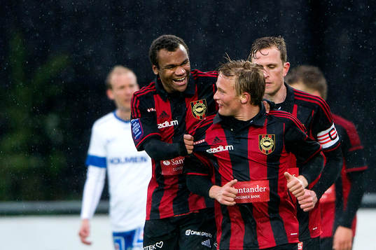 Brommapojkarnas Nicklas Bärkroth (th) jublar