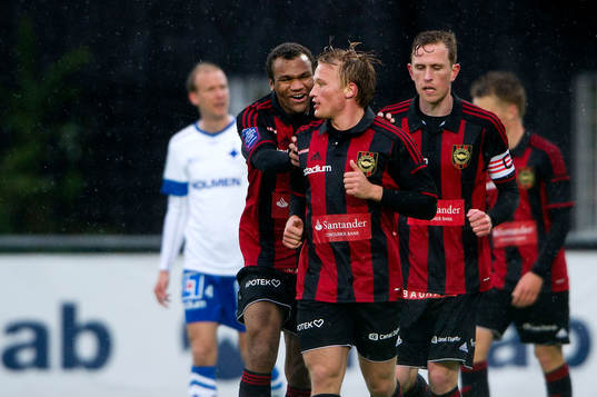 Brommapojkarnas Nicklas Bärkroth (th) jublar