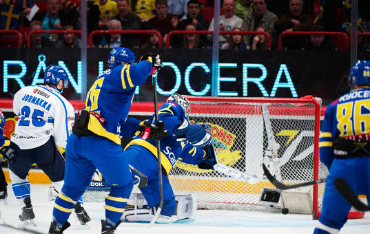 Finlands Pekka Jormakka gör 0-1 bakom Sveriges målvakt