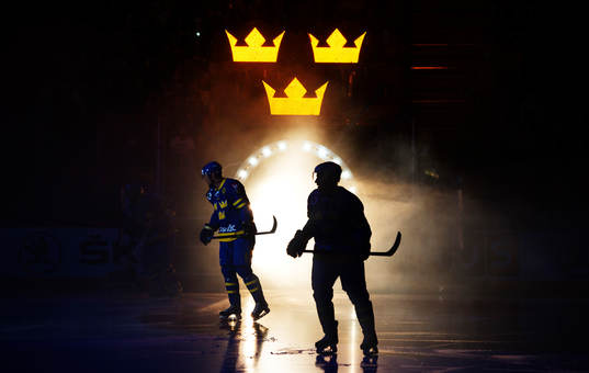 Sverige spelare gör entré till ishockeymatchen i Oddset