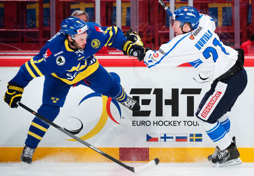 Sveriges Niclas Andersén blir tacklad av Finlands Tommi