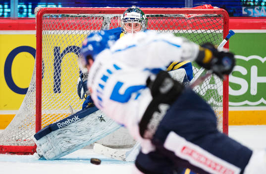 Finlands Atte Ohtamaa skjuter in 1-2 bakom Sveriges