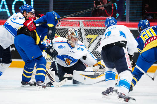 Finlands målvakt Pekka Rinne räddar ett skott