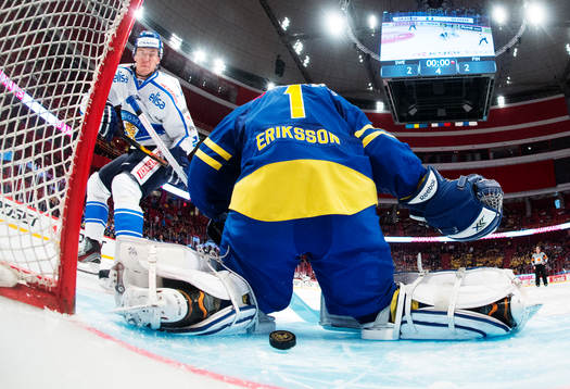 Finlands Jori Lehterä gör ett mål på straff bakom