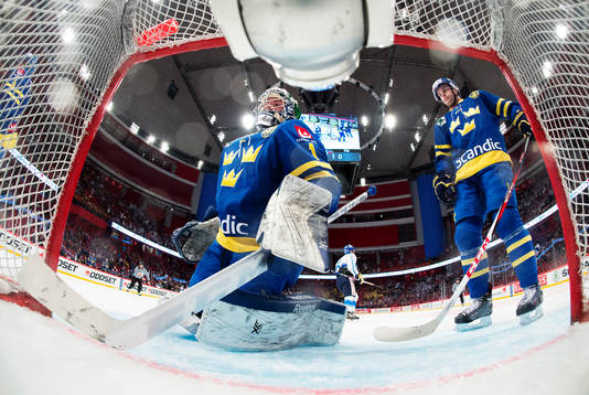 Sveriges målvakt Joacim Eriksson och Patrik Hersley deppar