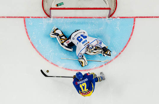 Sveriges Joakim Lindström missar en straff mot Finlands