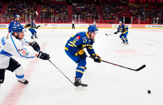 Finlands Iiro Pakarinen utmanar Sveriges Mattias Ekholm