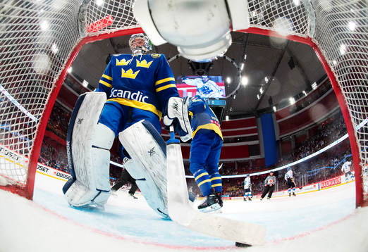 Sveriges målvakt Joacim Eriksson deppar