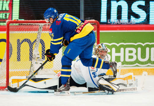 Sveriges Joakim Lindström missar en straff mot Finlands