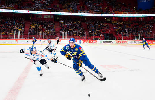 Finlands Iiro Pakarinen utmanar Sveriges Mattias Ekholm