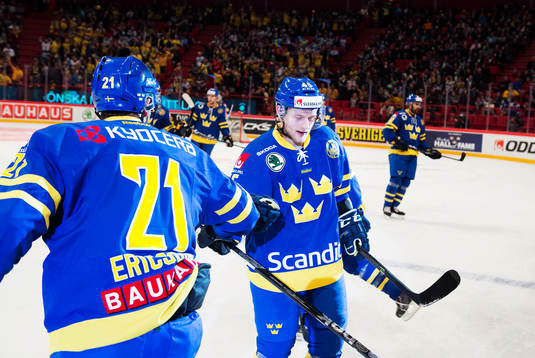 Sveriges Jimmie Ericsson gratulerar Oscar Möller