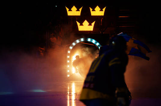 Sveriges spelare gör entré till ishockeymatchen i Oddset