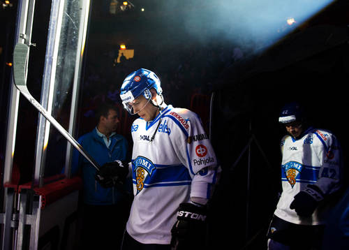 Finlands Petteri Wirtanen gör entré till ishockeymatchen