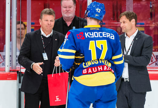Sveriges Joakim Lindström tar emot priset som matchens