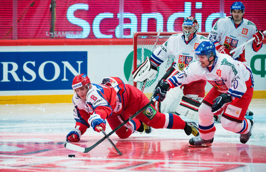 Rysslands Alexander Ovechkin kämpar om pucken mot