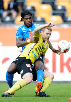 Halmstads Joseph Baffo och Mjällbys Patrik Ingelsten i
