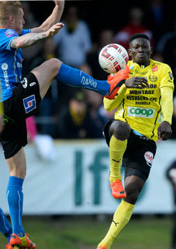 Halmstads Gudjón Baldvinsson och Mjällbys Kwame Bonsu i