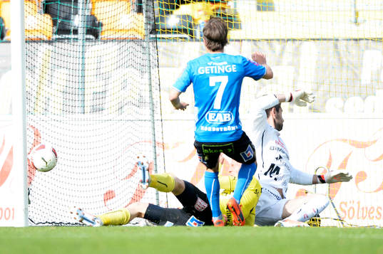Mjällbys Kristian Haynes gör 1-0 i matchen i allsvenskan